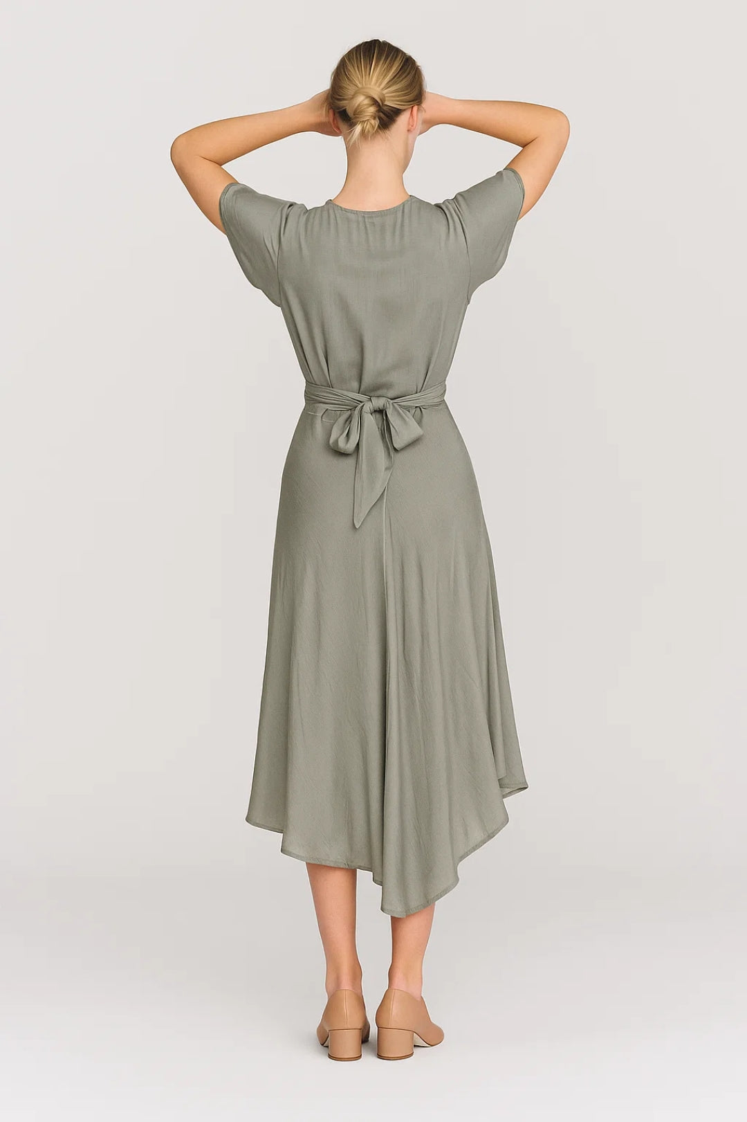 Asymmetrische midi jurk met twistdetail - Elara