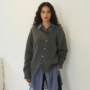 Asymmetrisch gebreid damesvest met knoopsluiting – Lorin