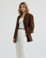 Bruine suède dames blazer met moderne pasvorm – Camille