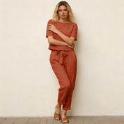 Nina, comfortabele en stijlvolle outfit met perfect afgestemde top en broek voor een moeiteloze dagelijkse look