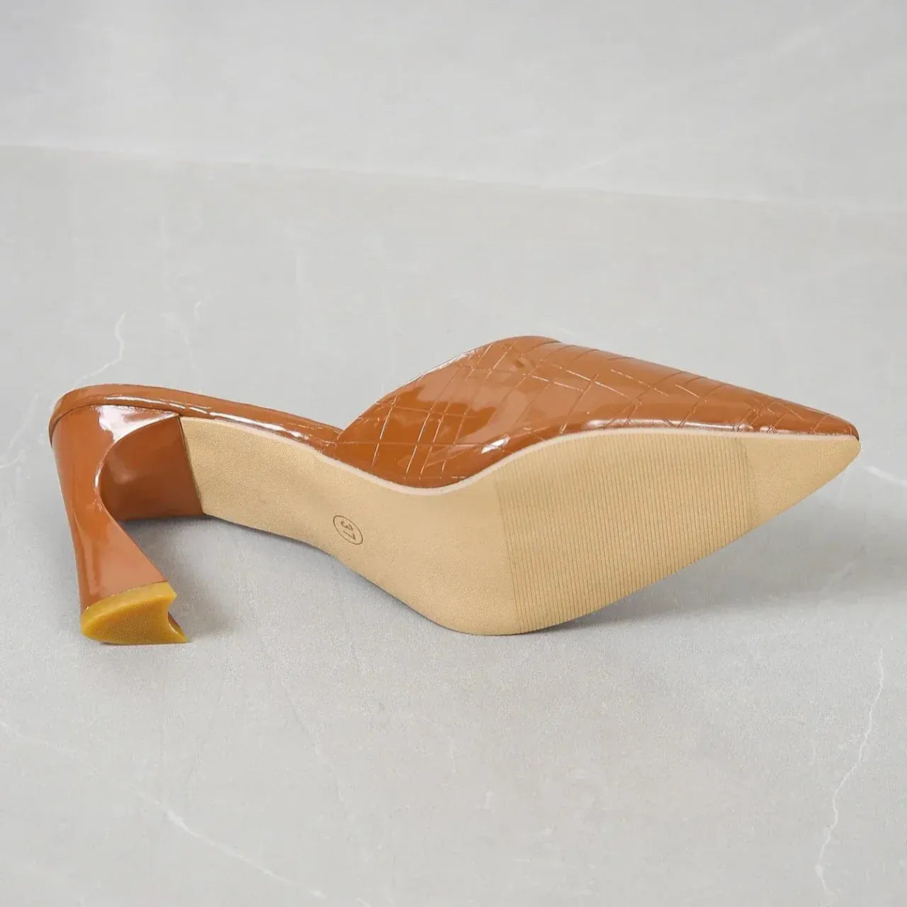 Crocogestructureerde lak mule met blokhak – Sienna