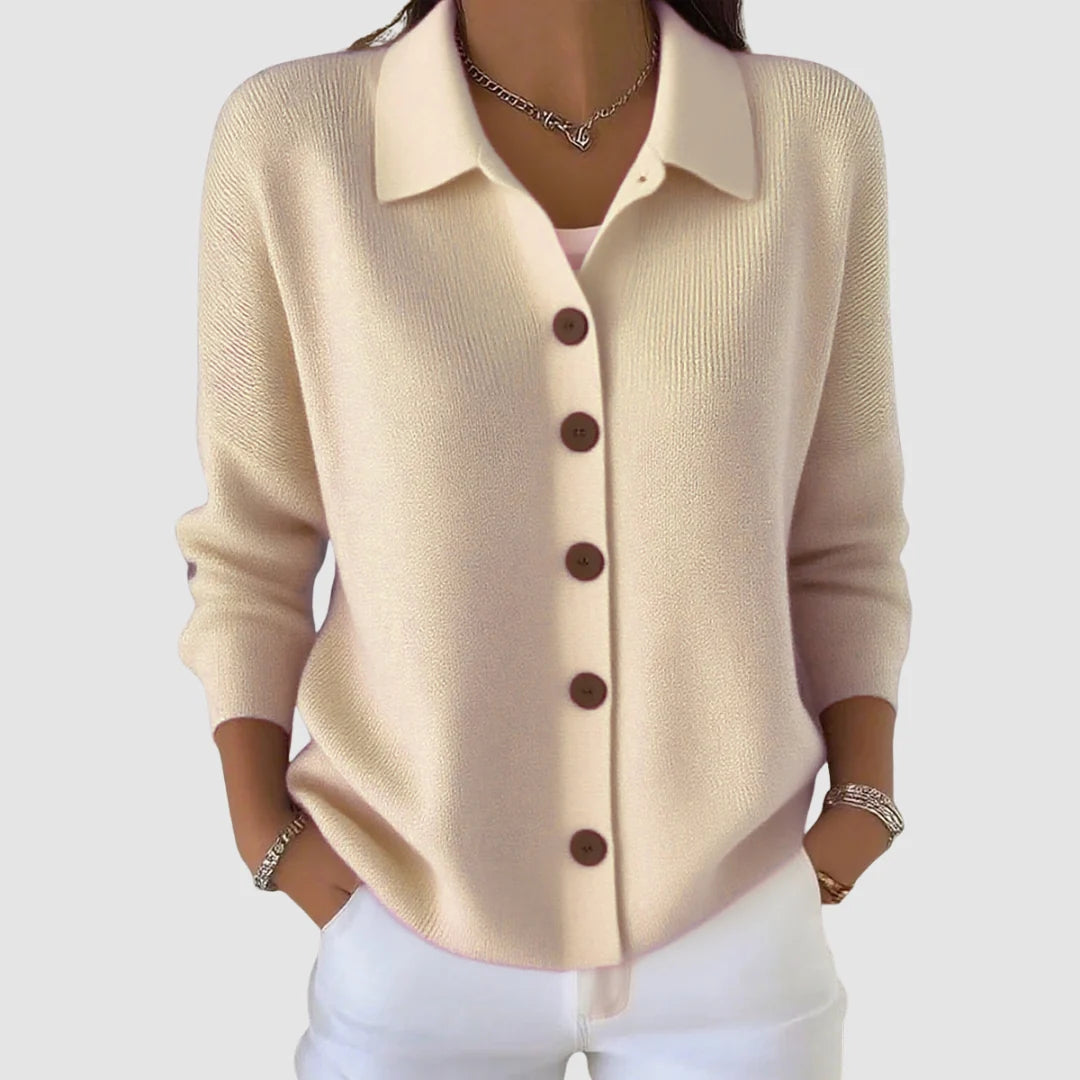 Dames gebreid vest in beige, kraag en knoopsluiting met vijf ronde knopen, lange mouwen.