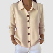 Dames gebreid vest in beige, kraag en knoopsluiting met vijf ronde knopen, lange mouwen.
