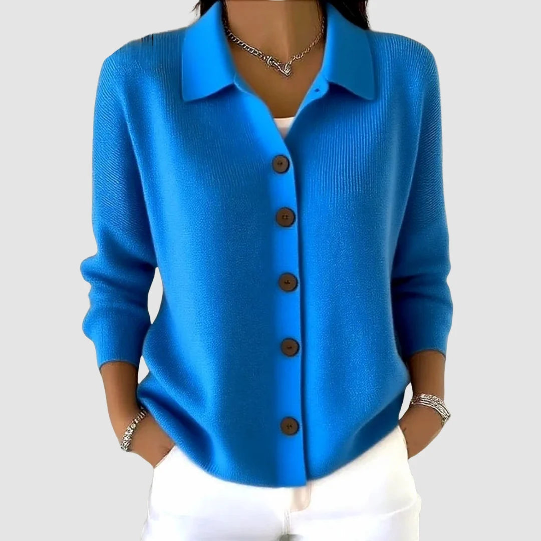 Dames gebreid vest in blauw, kraag en knoopsluiting, lange mouwen met knopenrij.