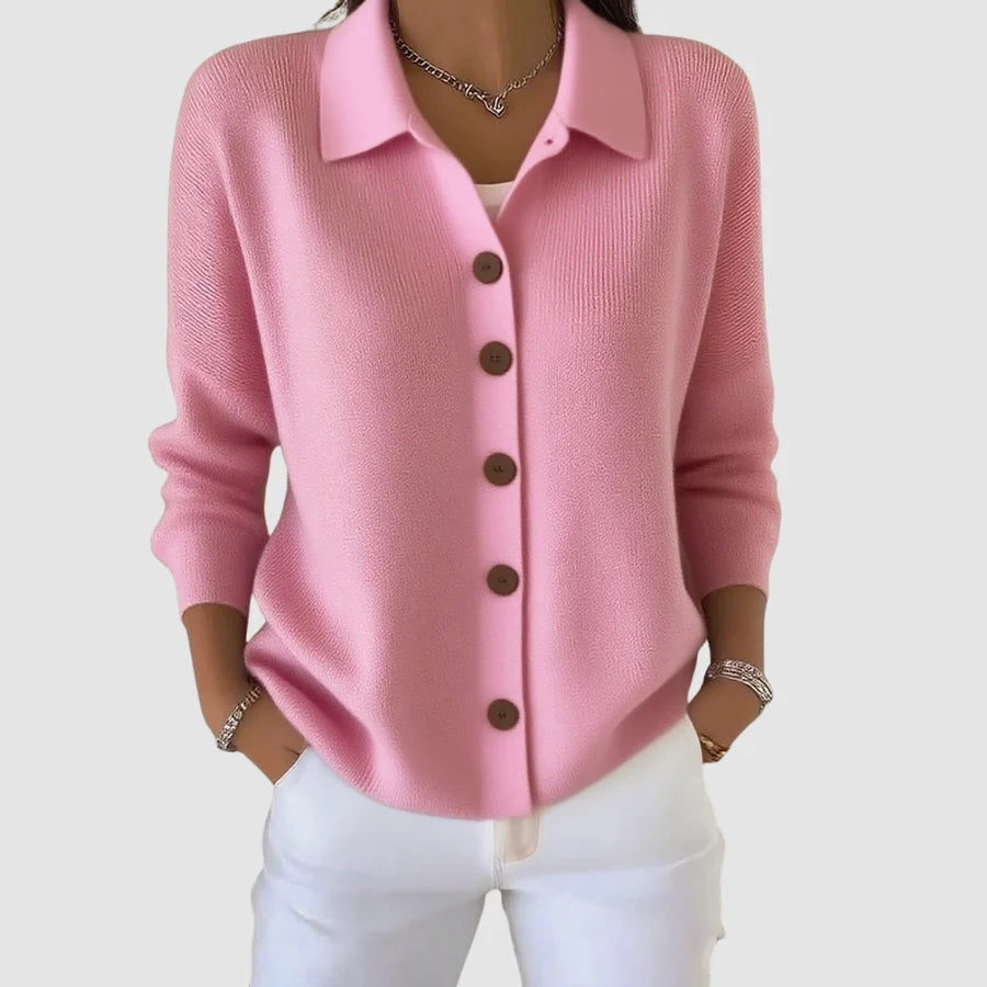 Dames gebreid vest in roze, kraag en knoopsluiting met knopenrij, lange mouwen.