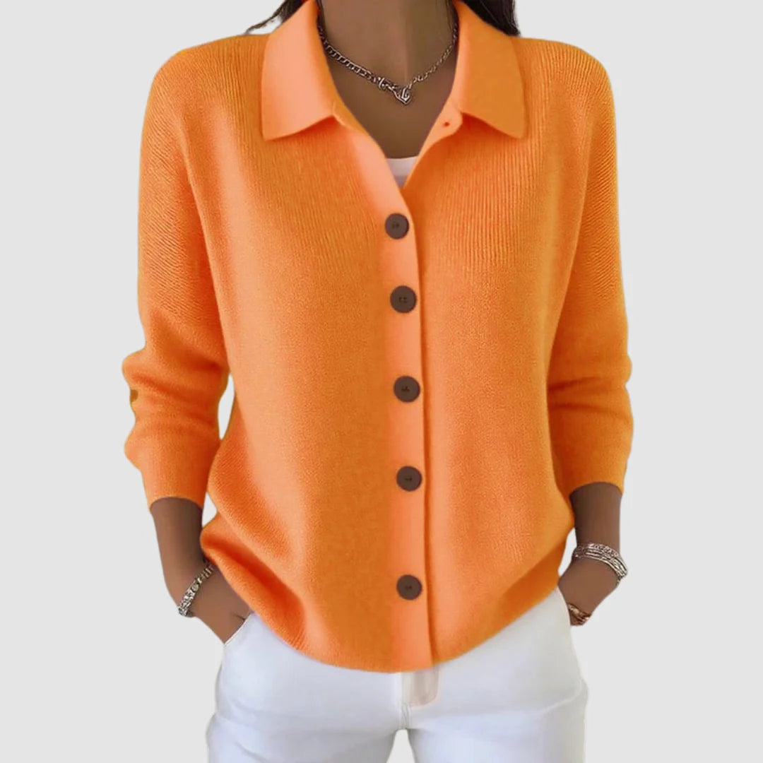 Dames gebreid vest in oranje, kraag en knoopsluiting, lange mouwen, donkere knopen.