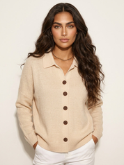 Dames gebreid vest in beige, kraag met knoopsluiting, lange mouwen en ronde knopen.