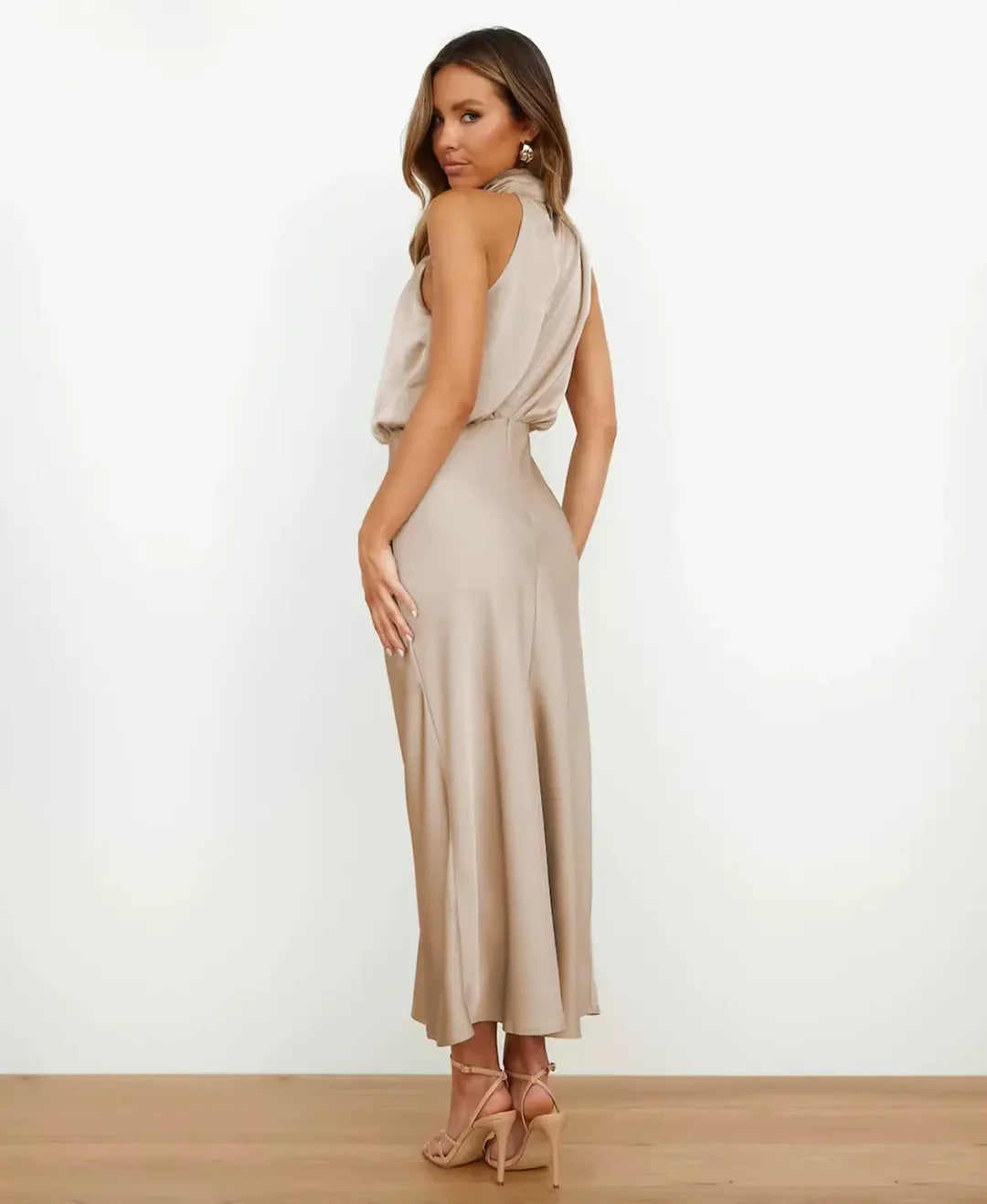 Dames Satijnen Midi Jurk – Haltermodel met Hoge Hals Abrikoos / S - AIDA LENA