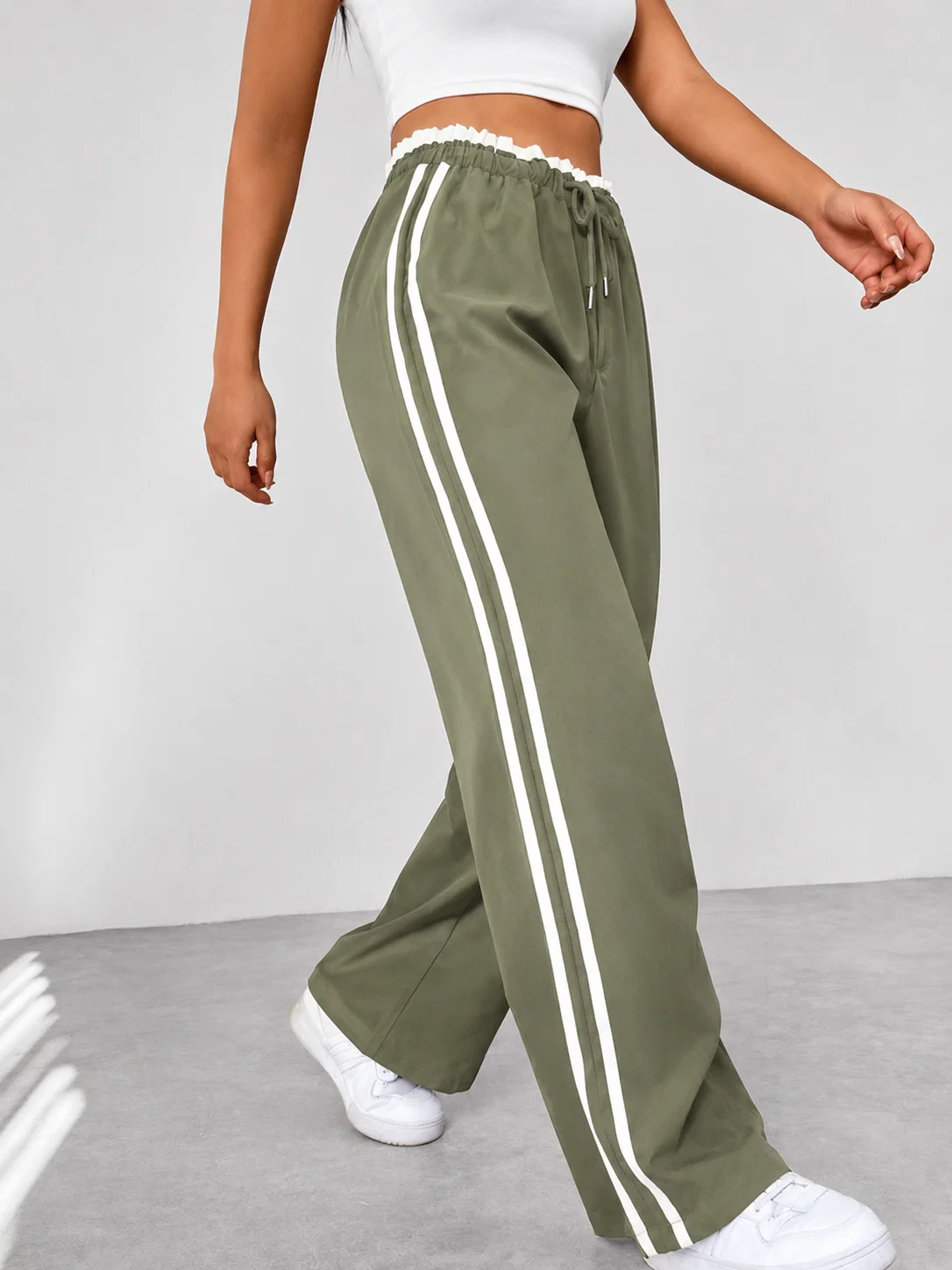 Dames Sportbroek met Zijstrepen – Wijde Pijpen en Elastische Taille