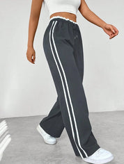 Dames Sportbroek met Zijstrepen – Wijde Pijpen en Elastische Taille