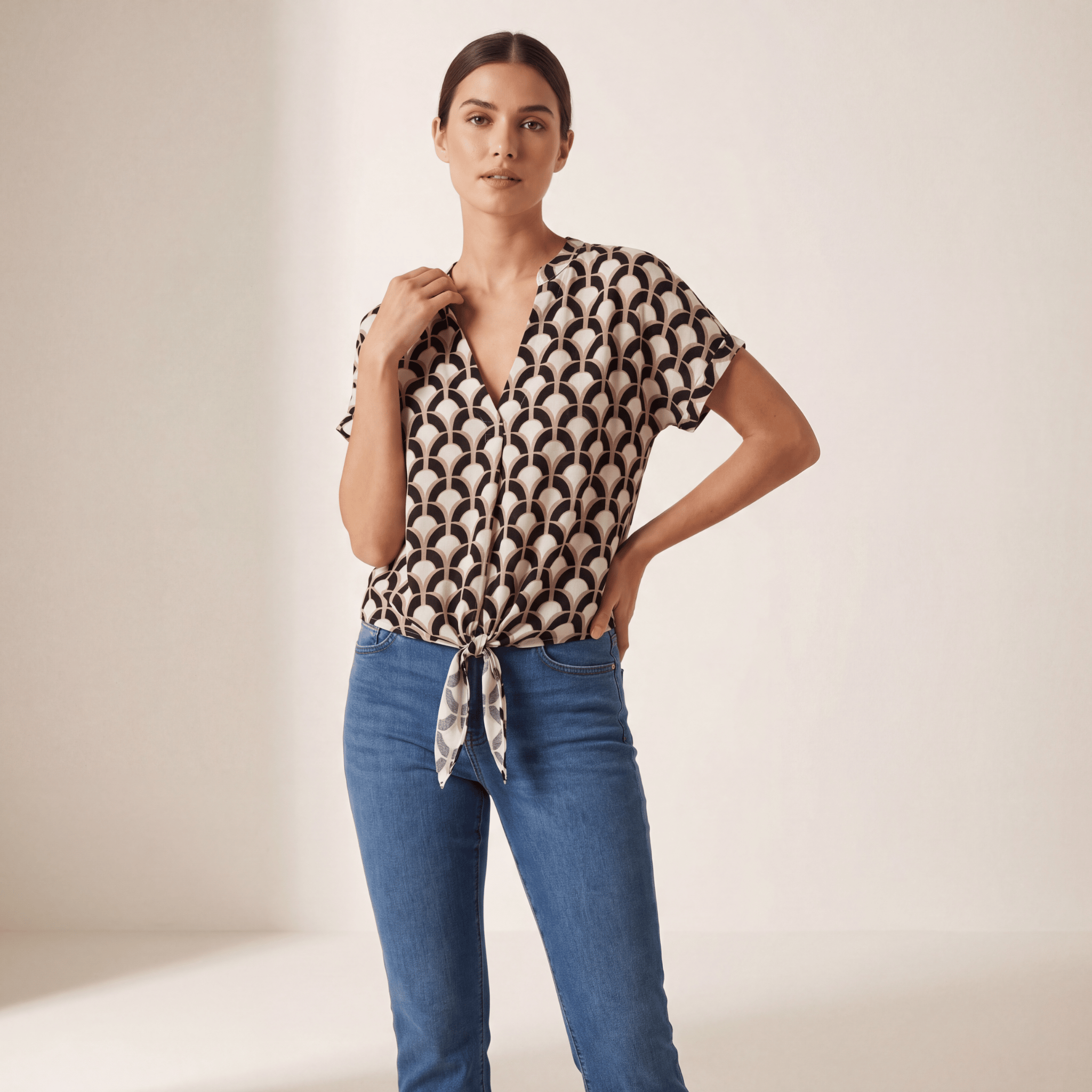 stijlvolle blouse met vrouwelijke pasvorm en elegante uitstraling