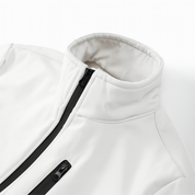 Elegant aansluitend dames skipak met riem en contrasterende details