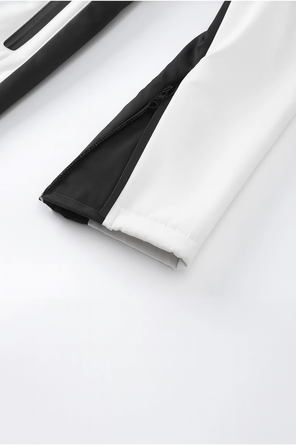 Elegant aansluitend dames skipak met riem en contrasterende details