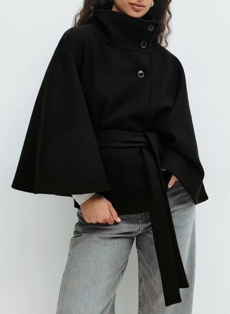 Elegante cape jas met hoge kraag en ceintuur