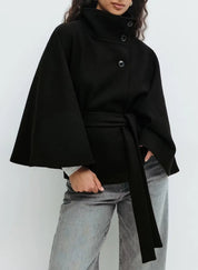 Elegante cape jas met hoge kraag en ceintuur