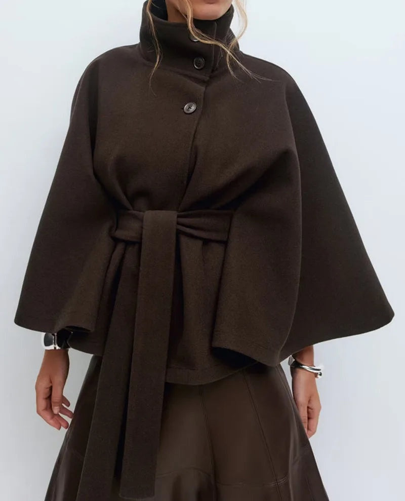 Elegante cape jas met hoge kraag en ceintuur