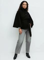 Elegante cape jas met hoge kraag en ceintuur