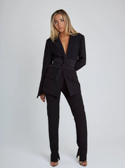 Elegante getailleerde damesblazer met ceintuur en diepe V-hals