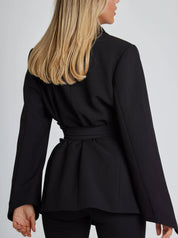 Elegante getailleerde damesblazer met ceintuur en diepe V-hals