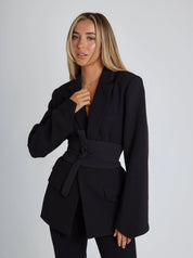 Elegante getailleerde damesblazer met ceintuur en diepe V-hals