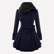 Elegante getailleerde dames winterjas met knopen, ceintuur en kraag van imitatiebont
