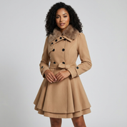 Elegante getailleerde dames winterjas met knopen, ceintuur en kraag van imitatiebont