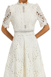 Elegante kanten midi jurk met verfijnde details