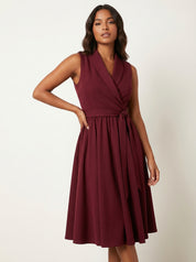 Elegante mouwloze midi jurk met strikceintuur – Seraphina