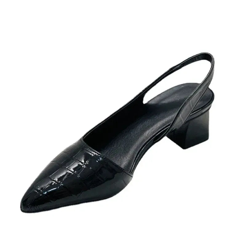 Elegante pumps met puntige neus en blokhak