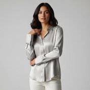 Elegante soepelvallende damesblouse met subtiele glans