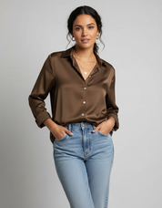 Elegante soepelvallende damesblouse met subtiele glans