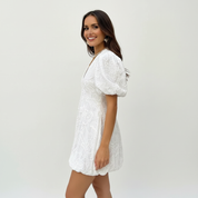 Elegante witte broderie jurk met pofmouwen – Lydia