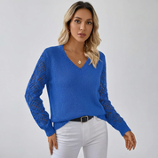 Fijngebreide v-hals damestrui met opengewerkte mouwen