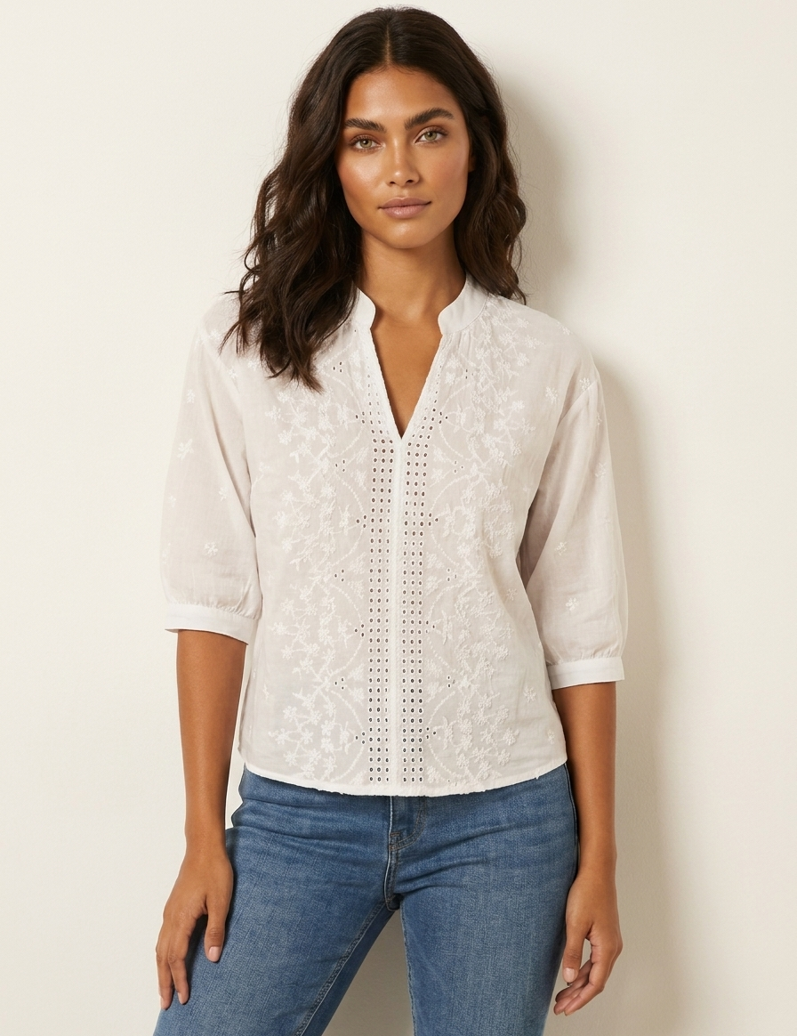 Geborduurde_witte_blouse_dames_met_V-hals_Emilia.png