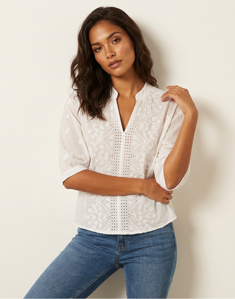 Geborduurde_witte_blouse_dames_met_V-hals_Emilia_1.png