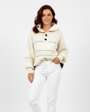 Gebreide dames trui met knopen en hoge kraag – Marilou