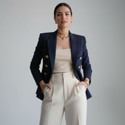 Getailleerde double-breasted damesblazer met goudkleurige knopen