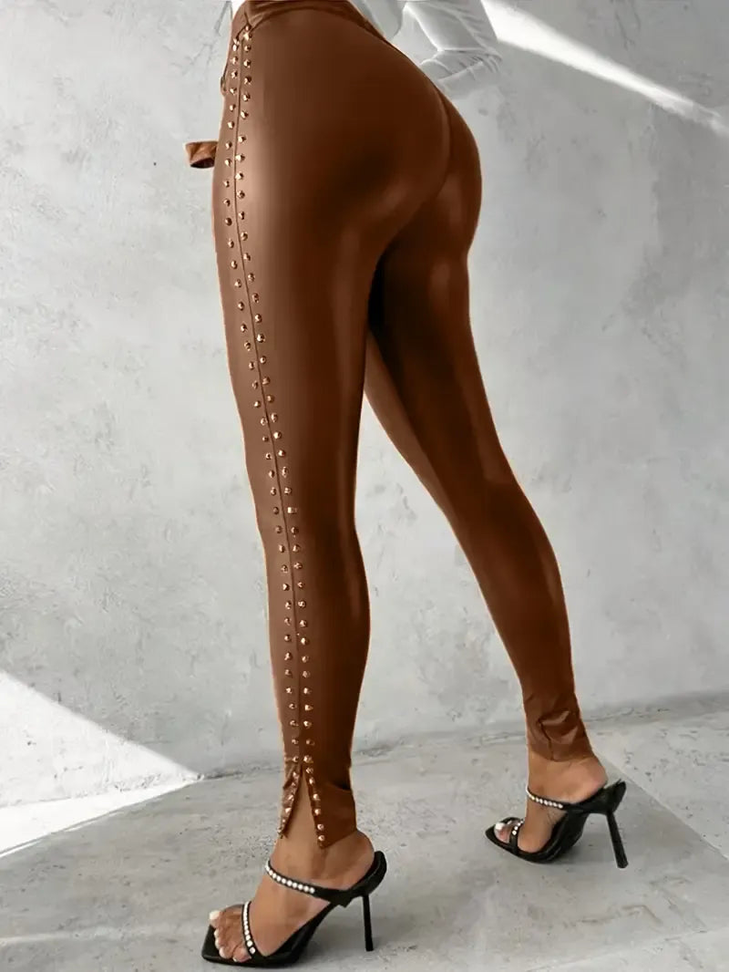Getailleerde leatherlook dameslegging met studs – Celene