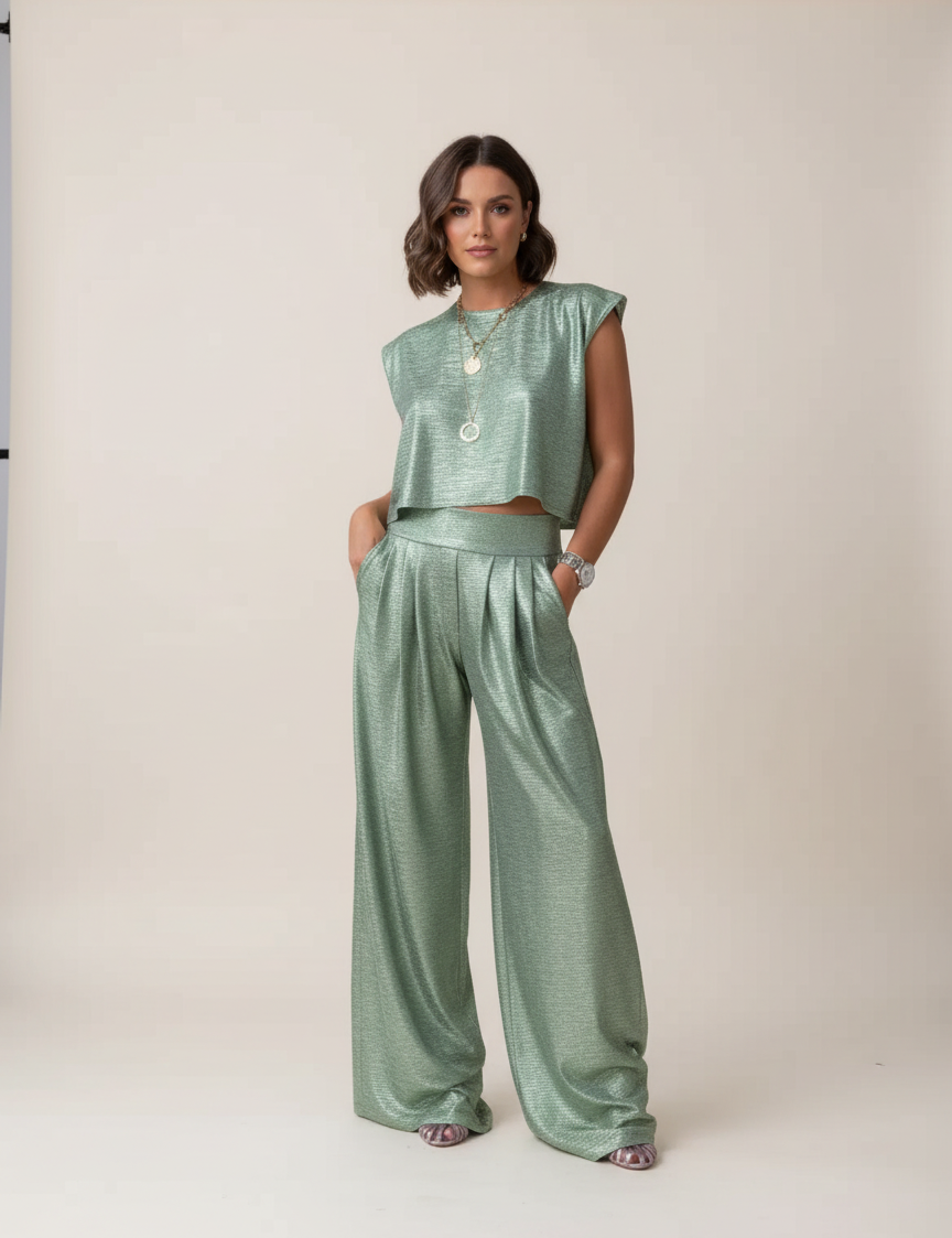 Glanzendetwo-piecesetmetcroppedtopenwide-legbroek_Alina00001.png