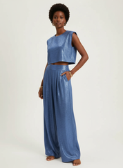 Glanzende two-piece set met cropped top en wide-leg broek – Alina