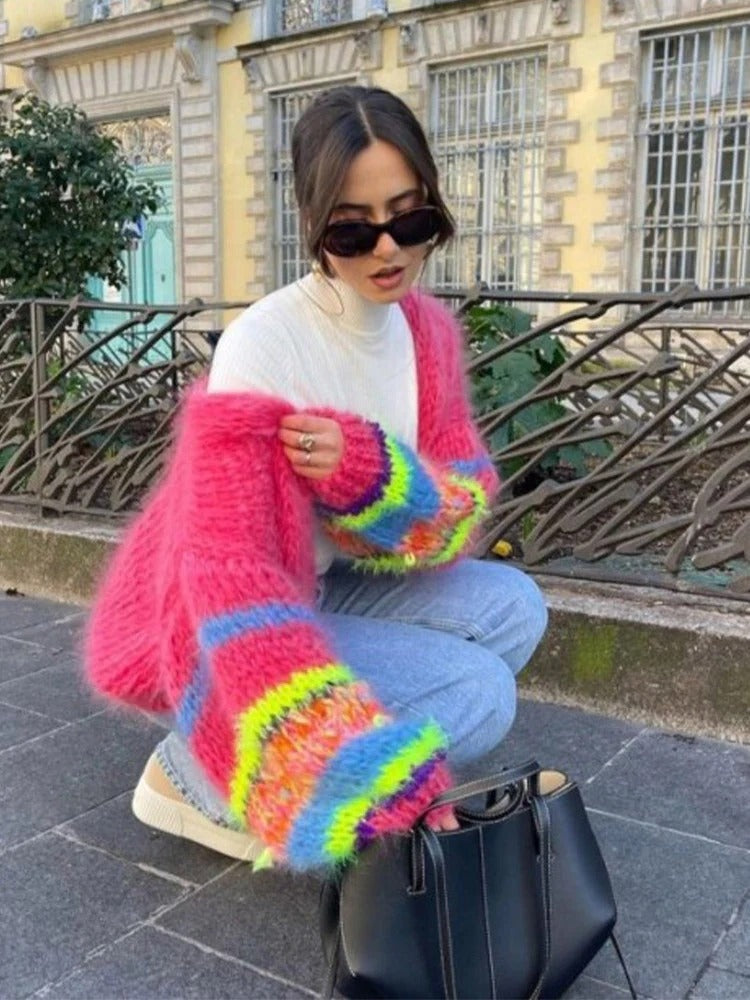 Kleurrijk gebreid kort damesvest met pofmouwen – Aleta