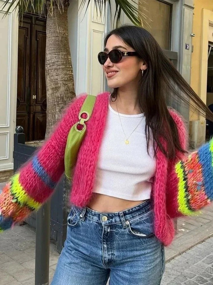 Kleurrijk gebreid kort damesvest met pofmouwen – Aleta