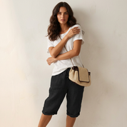 comfortabele en stijlvolle dames short met verstelbare tailleband.