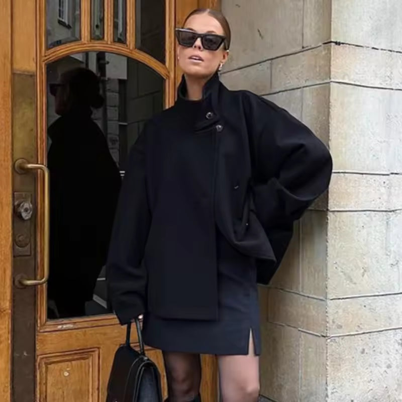 Korte minimalistische dames jas met hoge kraag – Femke