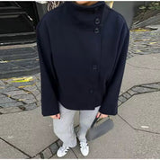 Korte minimalistische dames jas met hoge kraag – Femke