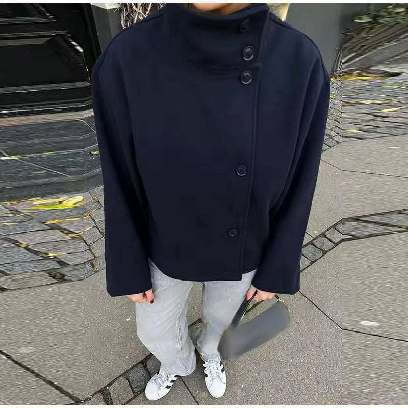 Korte minimalistische dames jas met hoge kraag – Femke