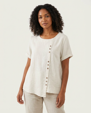 Linnen dames blouse met sierknopen en ronde hals – Elowen