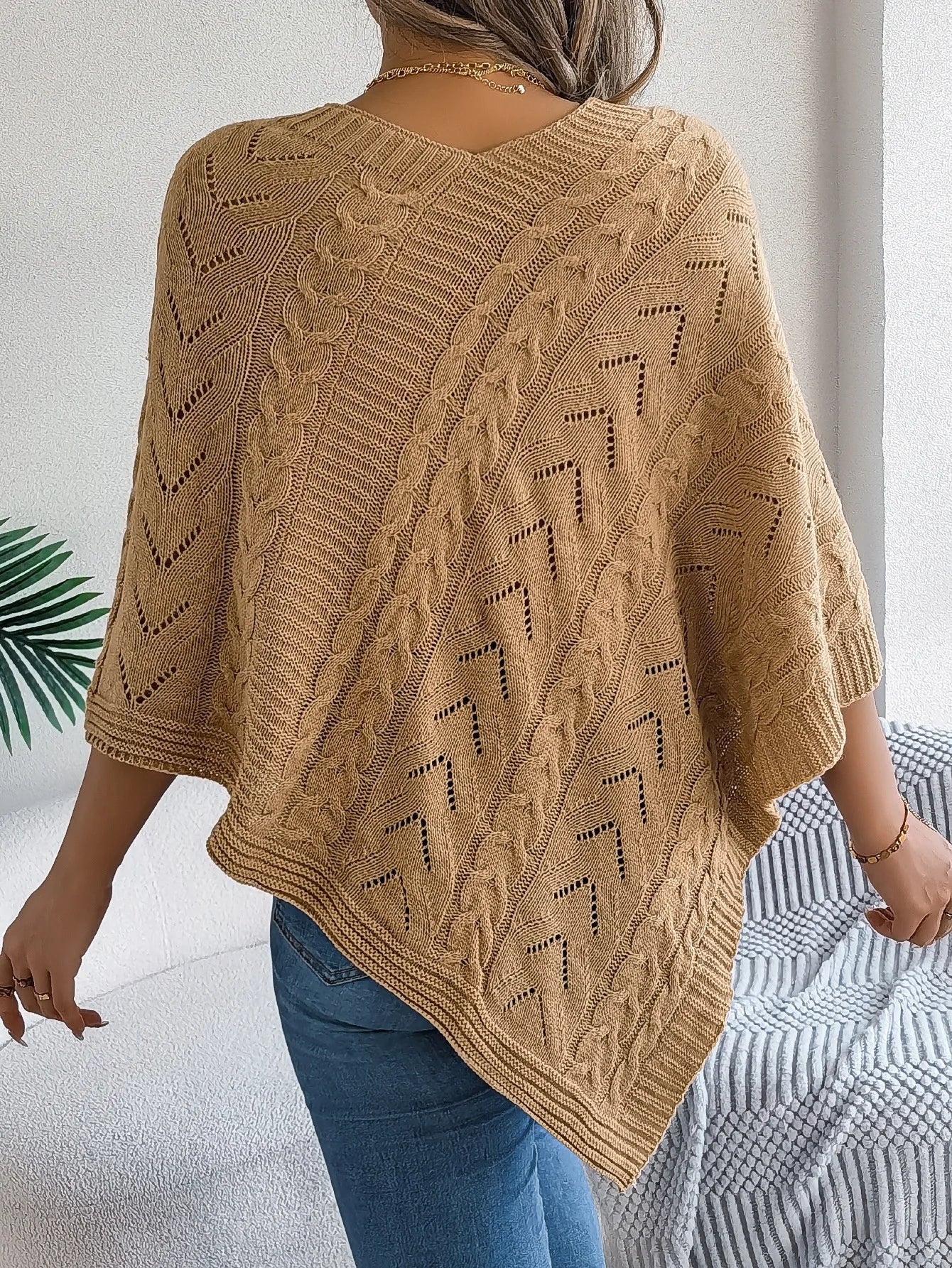 Zachte gebreide dames poncho – Novena