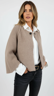 Luxe mantel met ronde hals en knoopsluiting