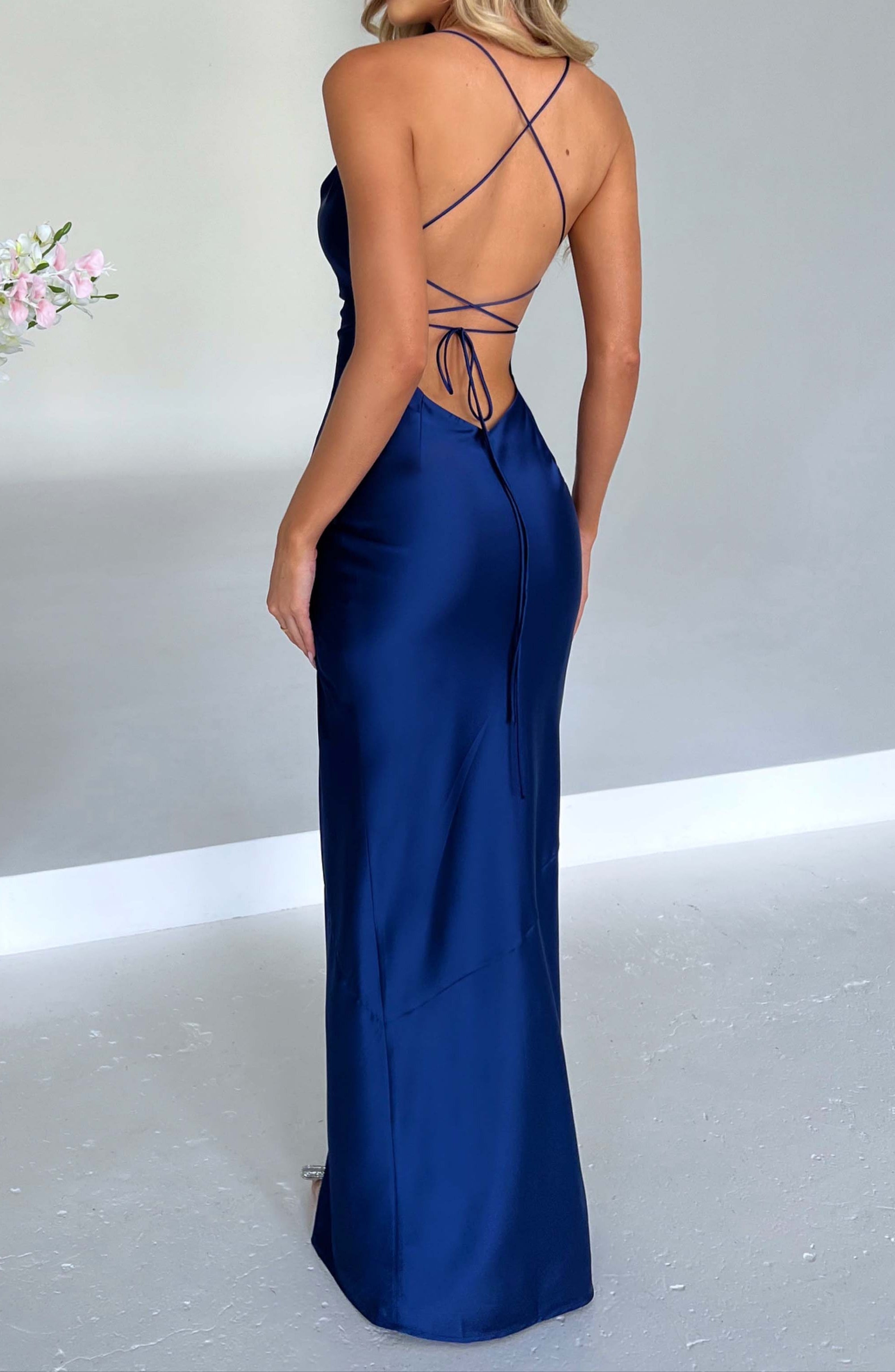 Maxi jurk met split en satijnglans – navy